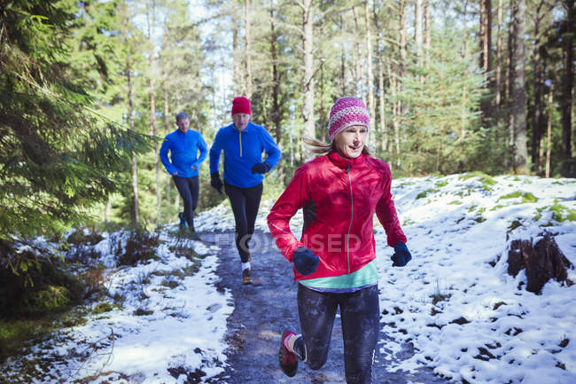 Jogging en famille dans les bois enneigés — Photo de stock