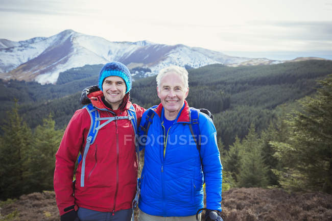 Randonnée pédestre père et fils au sommet d'une montagne — Photo de stock