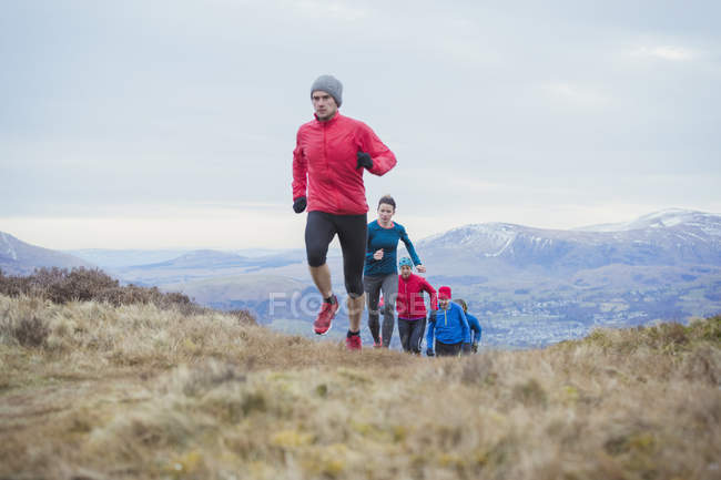 Amigos correndo na trilha da montanha — Fotografia de Stock