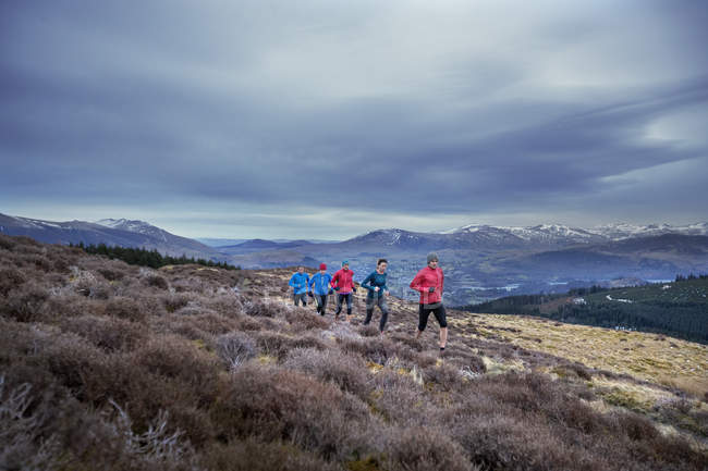 Друзі бігають по гірській стежці — стокове фото