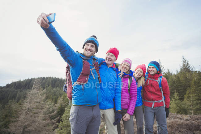 Prendre du selfie en famille dans les bois — Photo de stock