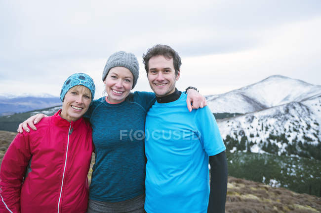 Family hiking on mountaintop — Stock Photo