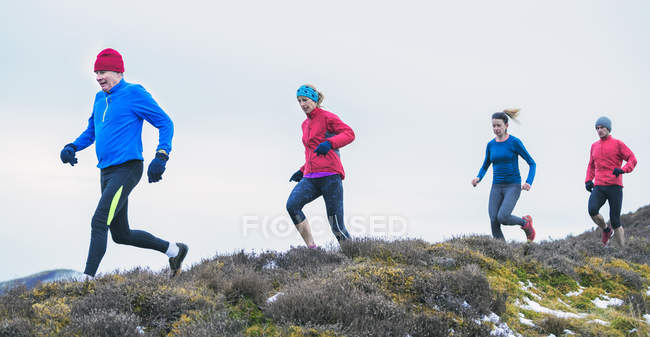 Freunde joggen auf Wanderschaft — Stockfoto
