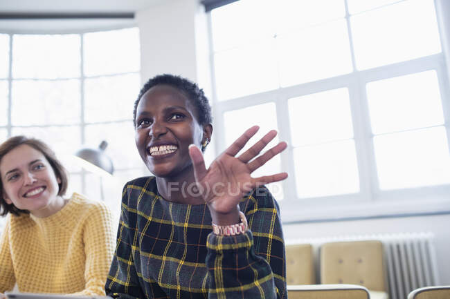 Zufriedene Geschäftsfrau spricht bei Treffen — Stockfoto