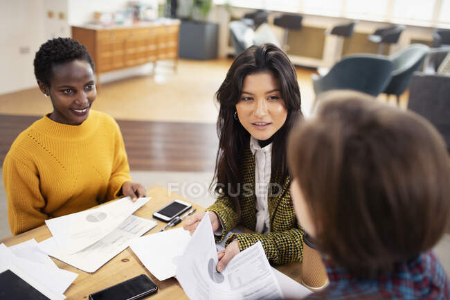 Unternehmerinnen diskutieren bei Treffen über Papierkram — Stockfoto