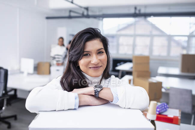 Retrato confiante empresária em novo escritório — Fotografia de Stock