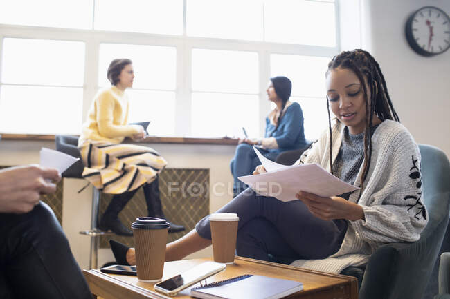Mulheres de negócios que trabalham, reunião no escritório — Fotografia de Stock