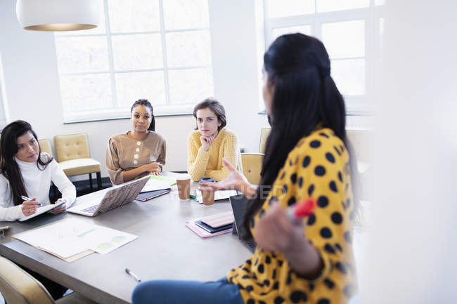 Brainstorming für Geschäftsfrauen im Konferenzraum — Stockfoto