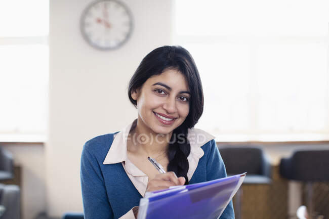 Портрет улыбающейся уверенной в себе деловой женщины — стоковое фото