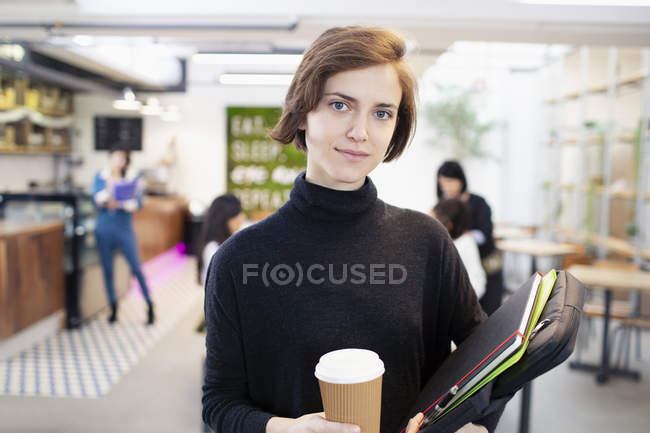 Ritratto donna d'affari fiduciosa con caffè in ufficio — Foto stock