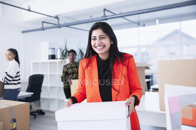 Портрет впевнена бізнес-леді переїжджає в новий офіс — стокове фото