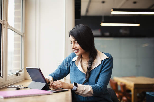 Imprenditrice che lavora al tablet digitale in ufficio — Foto stock