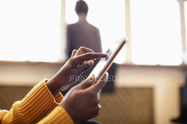 Geschäftsfrau mit digitalem Tablet hautnah erleben — Stockfoto