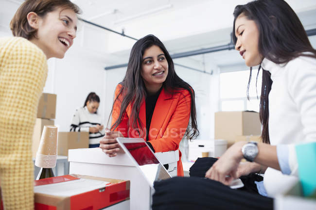Unternehmerinnen sprechen in neuem Büro — Stockfoto