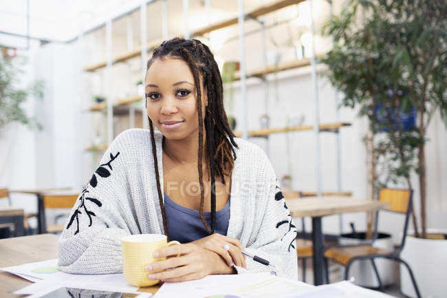 Portrait confident businesswoman drinking coffee — Stock Photo