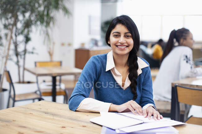 Портрет впевнена, усміхнена бізнес-леді працює в офісі — стокове фото