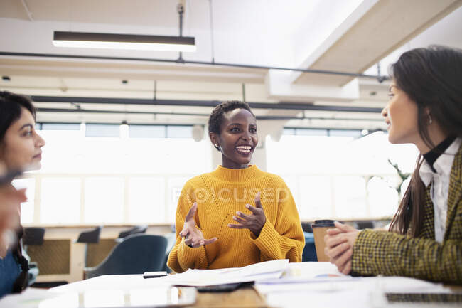 Lächelnde Geschäftsfrau im Büro — Stockfoto