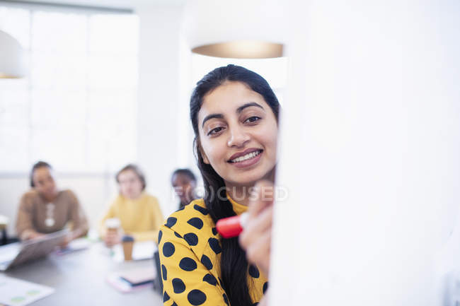 Sorrindo empresária levando reunião sala de conferências — Fotografia de Stock