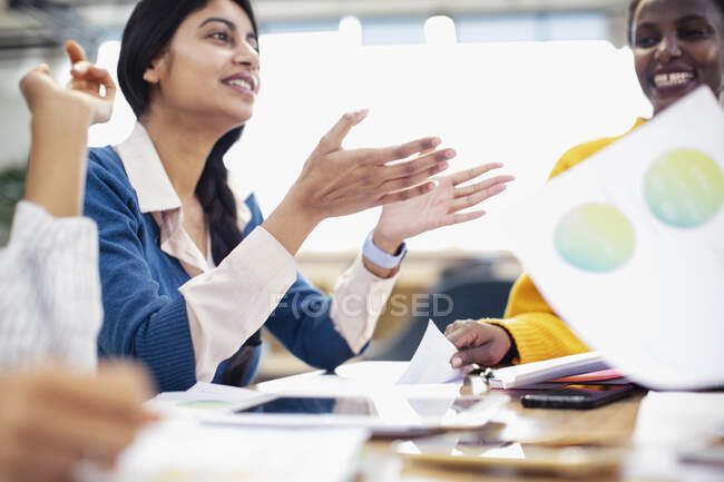 Des femmes d'affaires discutent lors d'une réunion — Photo de stock