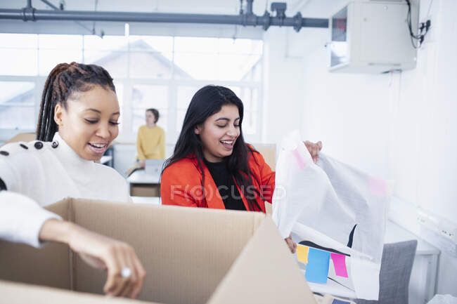 Femmes d'affaires déballage nouveau bureau — Photo de stock