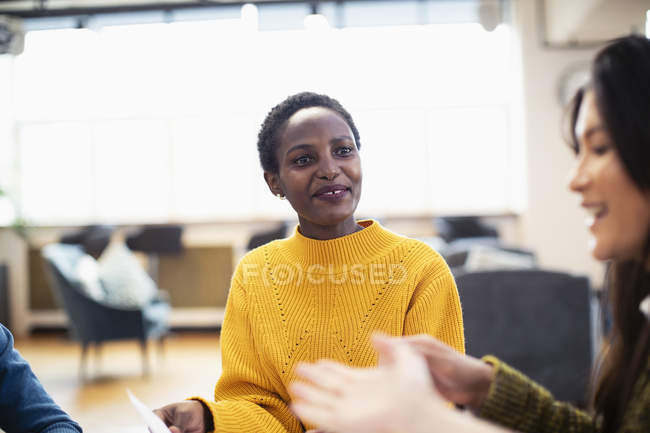 Unternehmerinnen sprechen bei Treffen — Stockfoto