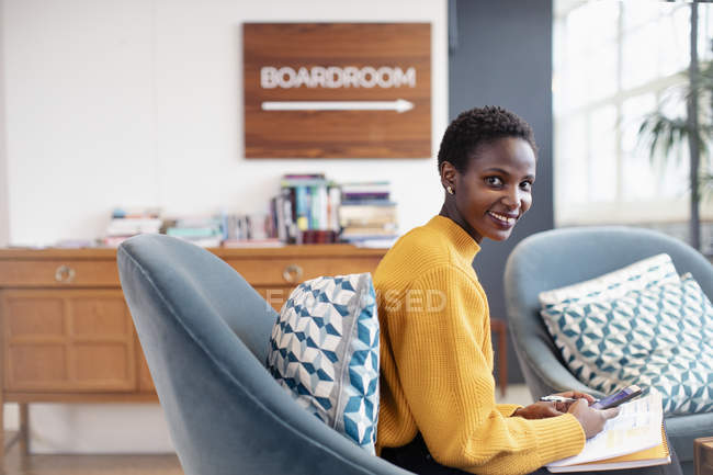 Porträt einer selbstbewussten Geschäftsfrau im Amt — Stockfoto