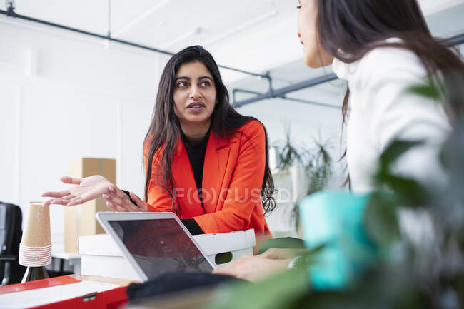 Бізнес-леді говорять на зустрічі — стокове фото