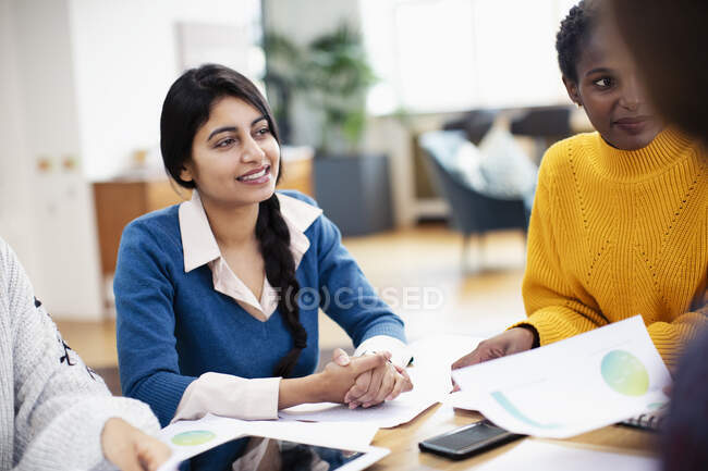 Бізнес-леді говорять на зустрічі — стокове фото