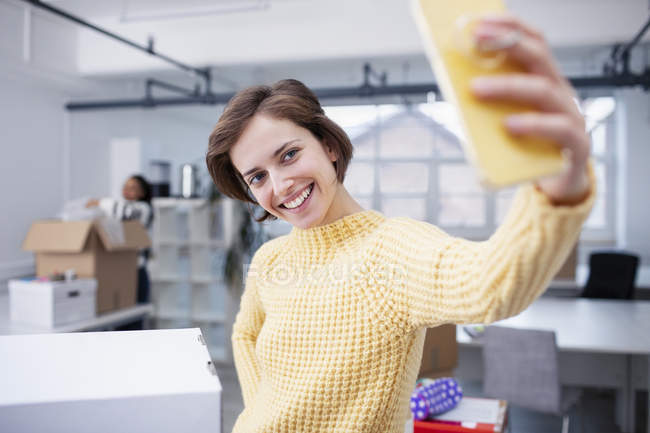 Selbstbewusste Geschäftsfrau macht Selfie im neuen Büro — Stockfoto