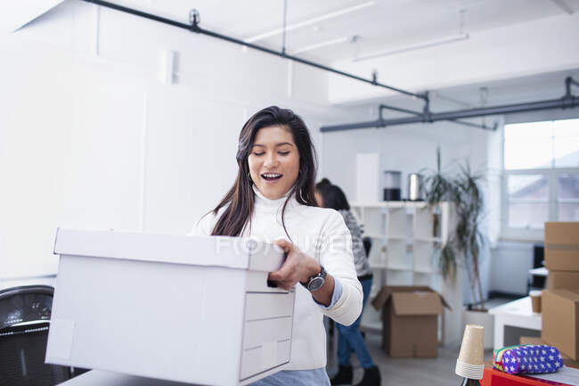 Businesswoman moving into new office — Stock Photo