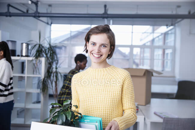 Портрет впевнена бізнес-леді переїжджає в новий офіс — стокове фото