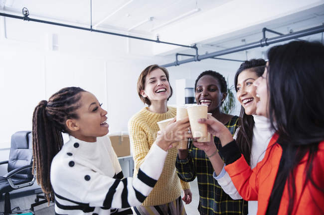 Glückliche Geschäftsfrauen feiern, Champagner trinken — Stockfoto