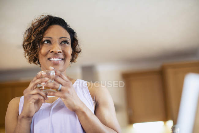 Portrait d'une femme souriante et confiante qui boit du thé — Photo de stock