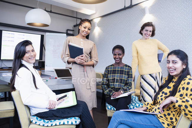 Ritratto di donne d'affari fiduciose nella riunione della sala conferenze — Foto stock