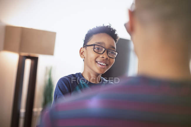 Lächelnder Sohn im Gespräch mit Vater — Stockfoto