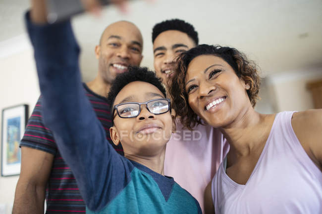 Famiglia felice prendendo selfie a casa — Foto stock