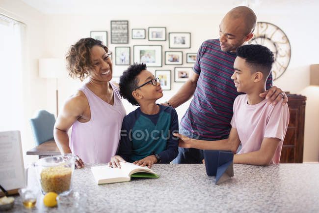 Ritratto di famiglia sorridente in cucina — Foto stock