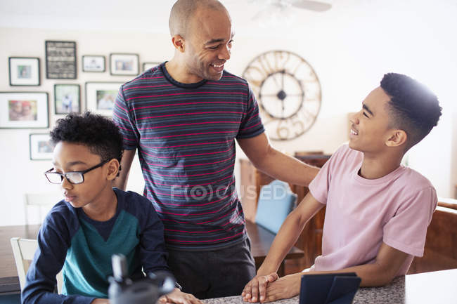 Батько і сини розмовляють удома — стокове фото