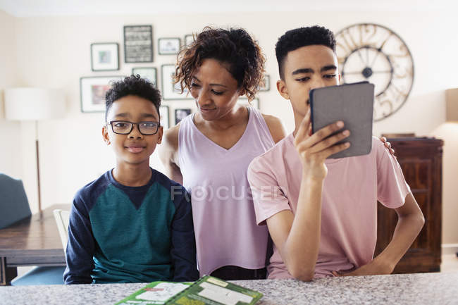 Mutter und Söhne zu Hause — Stockfoto