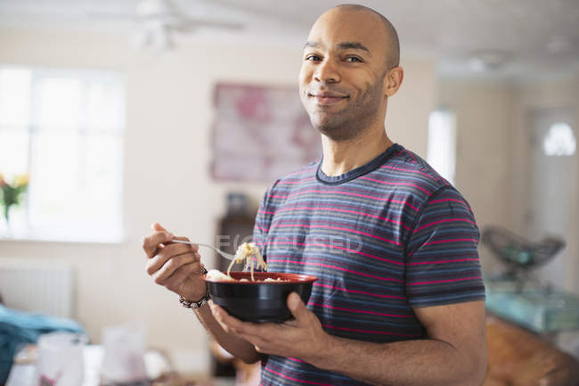 Porträt eines selbstbewussten Mannes, der zu Hause isst — Stockfoto