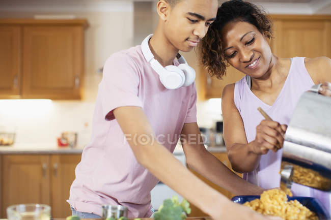Mère et fils adolescent cuisine dans la cuisine — Photo de stock
