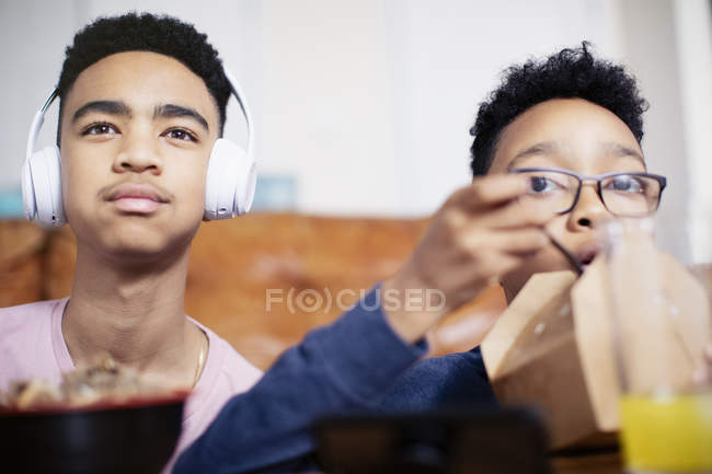 Brothers eating at home — Stock Photo