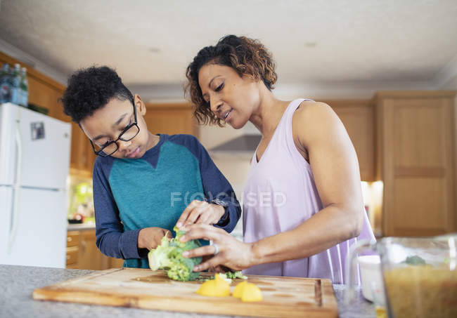 Mère et fils cuisinent dans la cuisine — Photo de stock