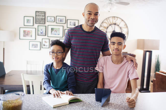 Портрет упевнених батьків і синів на кухні — стокове фото