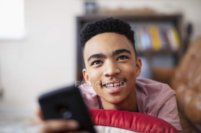 Sorrindo adolescente menino com smartphone — Fotografia de Stock
