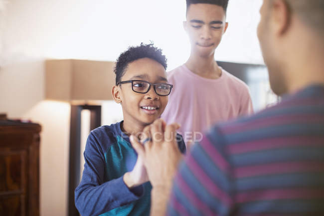 Отец разговаривает с сыновьями — стоковое фото