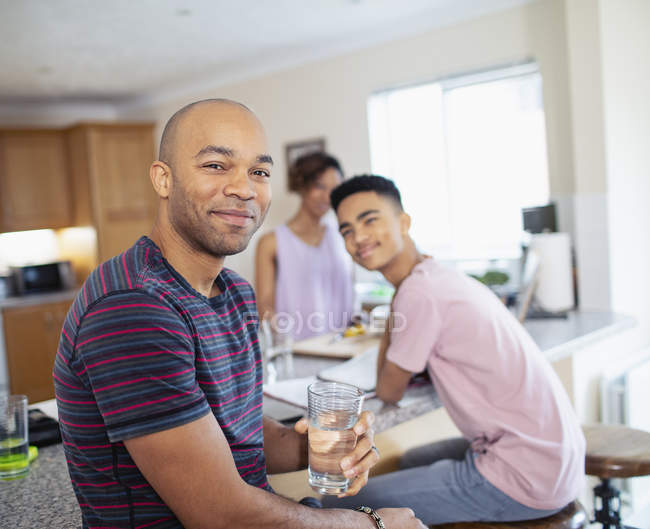 Portrait of smiling family in kitchen — Stock Photo