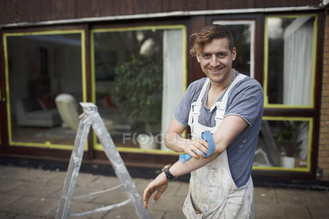 Ritratto fiducioso pittore maschio fuori casa — Foto stock