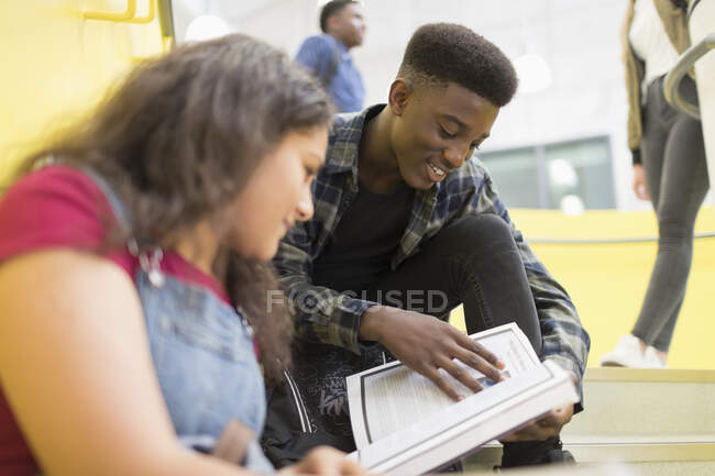 Estudiantes de secundaria estudiando - foto de stock