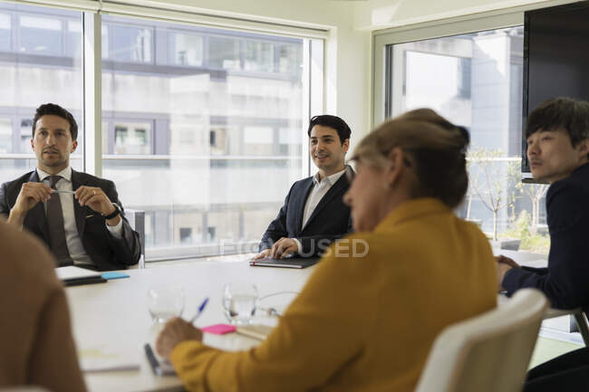 Uomini d'affari che parlano in sala conferenze — Foto stock